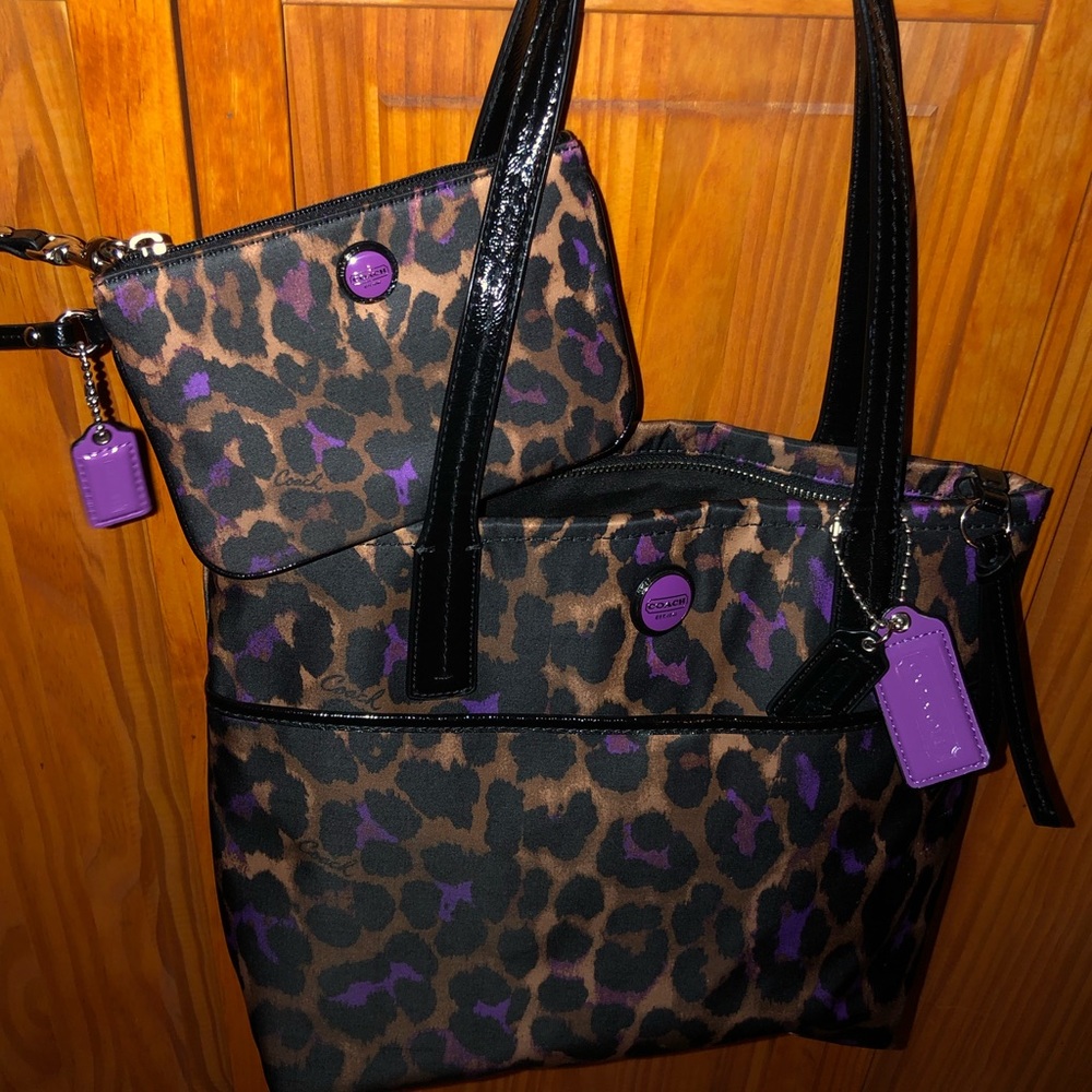 Authentic Coach Tote Shoulder Bag & 
Wristlet💜💜